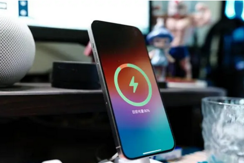 通道苹果15换屏服务分享用什么充电器给iPhone15充电更好 